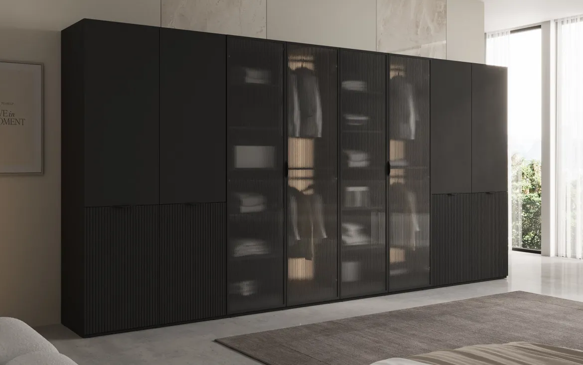 Moduro Rivon – Modularer Design-Kleiderschrank mit geriffelter Glasfront und Strukturpaneelen