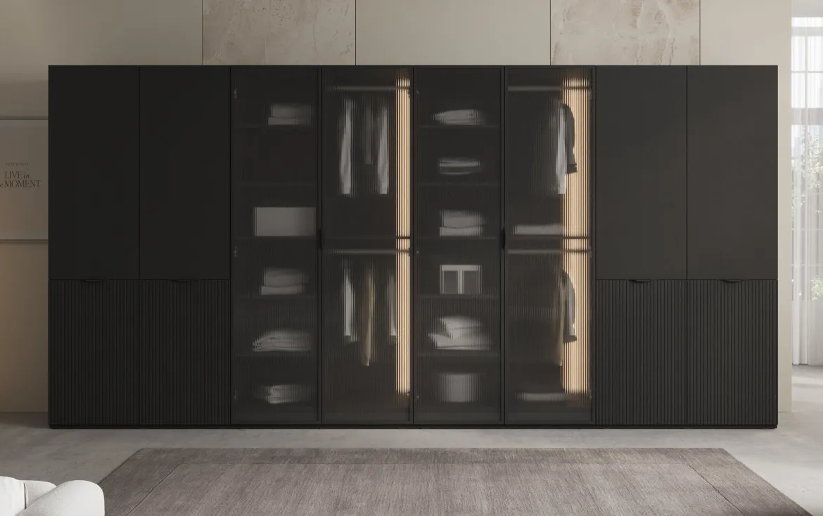 Moduro Rivon – Modularer Design-Kleiderschrank mit geriffelter Glasfront und Strukturpaneelen