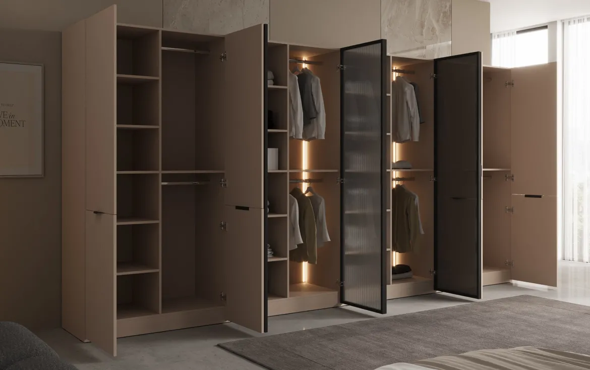Moduro Rivon – Modularer Design-Kleiderschrank mit geriffelter Glasfront und Strukturpaneelen