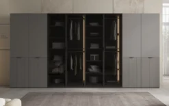 Moduro Verno – Modularer Design-Kleiderschrank mit Glas- und Strukturfront