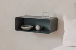 Nachttisch Nelio – Hängendes Design mit Kabeldurchführung