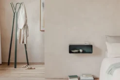 Nachttisch Nelio – Hängendes Design mit Kabeldurchführung