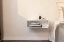 Nachttisch Nelio – Hängendes Design mit Kabeldurchführung