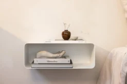 Nachttisch Nelio – Hängendes Design mit Kabeldurchführung