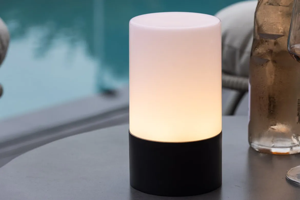 Outdoor-Tischlampe „Arilo“ – wetterfest aus Kunststoff & Stahl für Outdoor