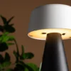 Outdoor-Tischlampe „Lynora“ – kabellose LED-Außenlampe in Schwarz-Weiß