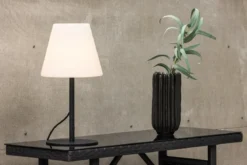 Outdoor-Tischlampe „Pora“ – wetterfest für Balkon & Outdoor-Bereich