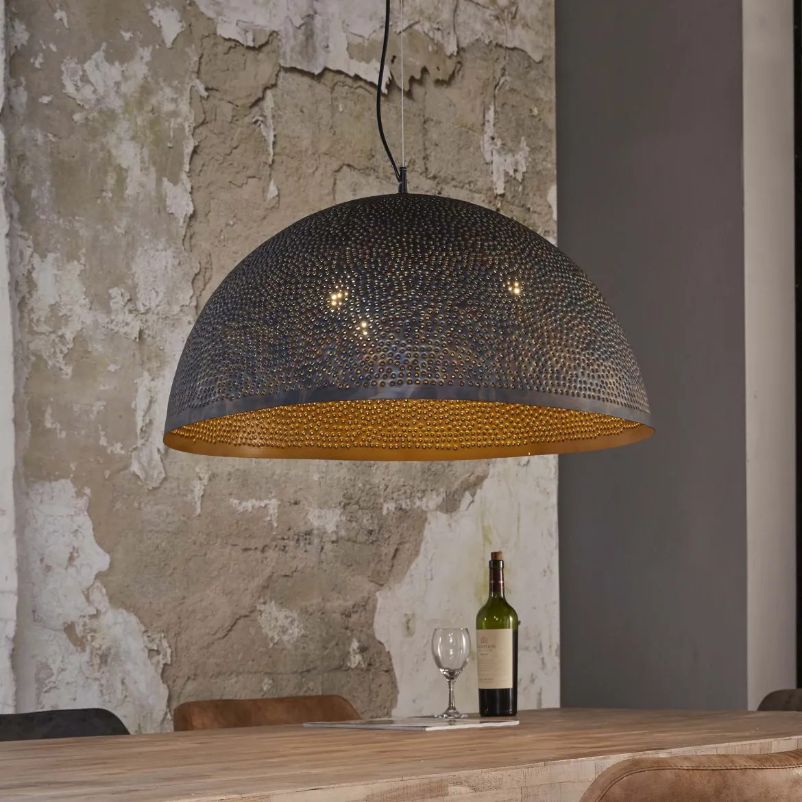 Pendelleuchte "Astryn“ – Großer, perforierter Lampenschirm aus Metall in Schwarz-Bronze