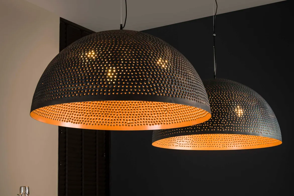 Pendelleuchte "Astryn“ – Großer, perforierter Lampenschirm aus Metall in Schwarz-Bronze
