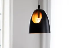 Pendelleuchte „Black Beauty" – Mit edlem kupferfarbenen Innendesign