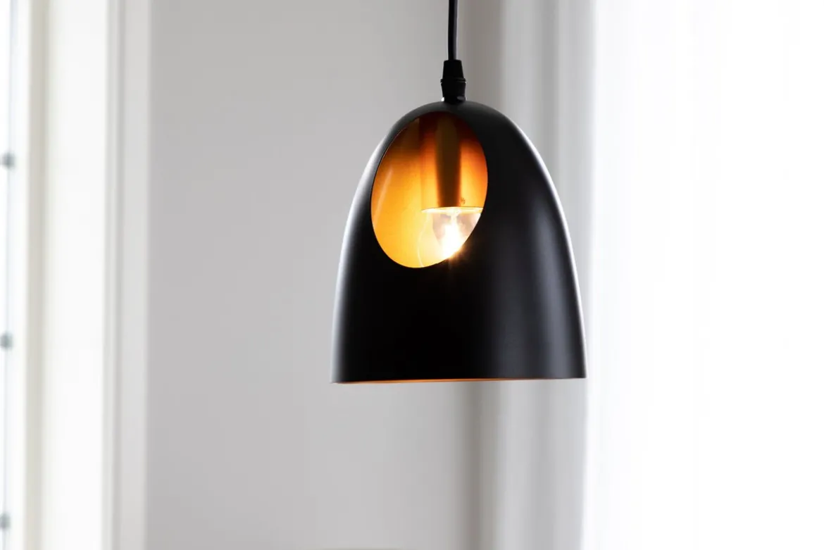 Pendelleuchte „Black Beauty" – Mit edlem kupferfarbenen Innendesign