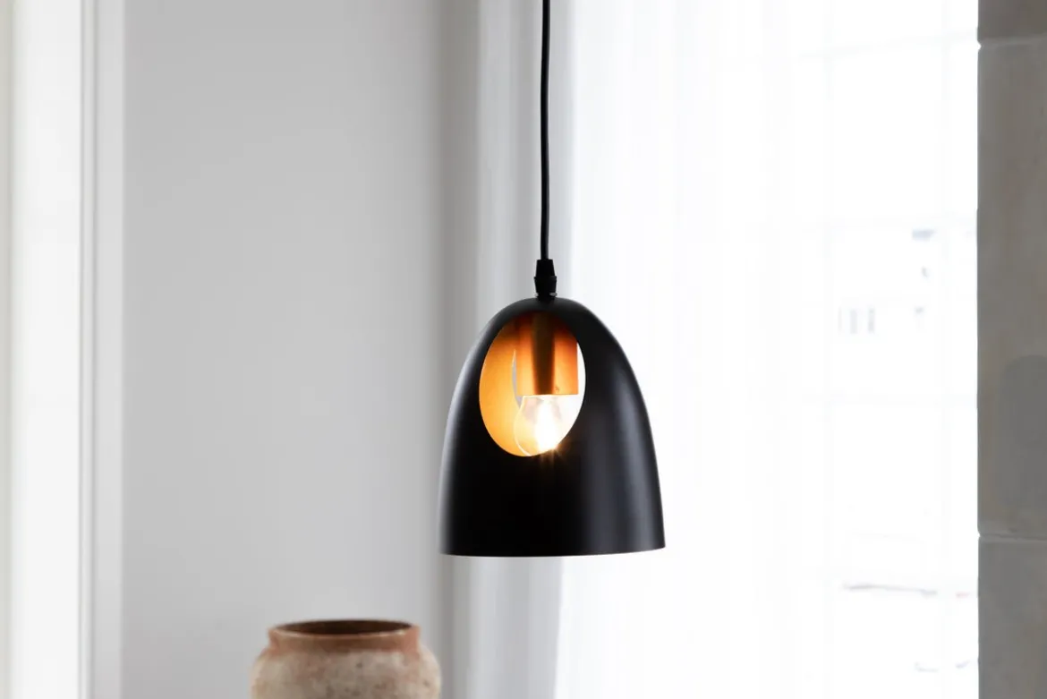 Pendelleuchte „Black Beauty" – Mit edlem kupferfarbenen Innendesign