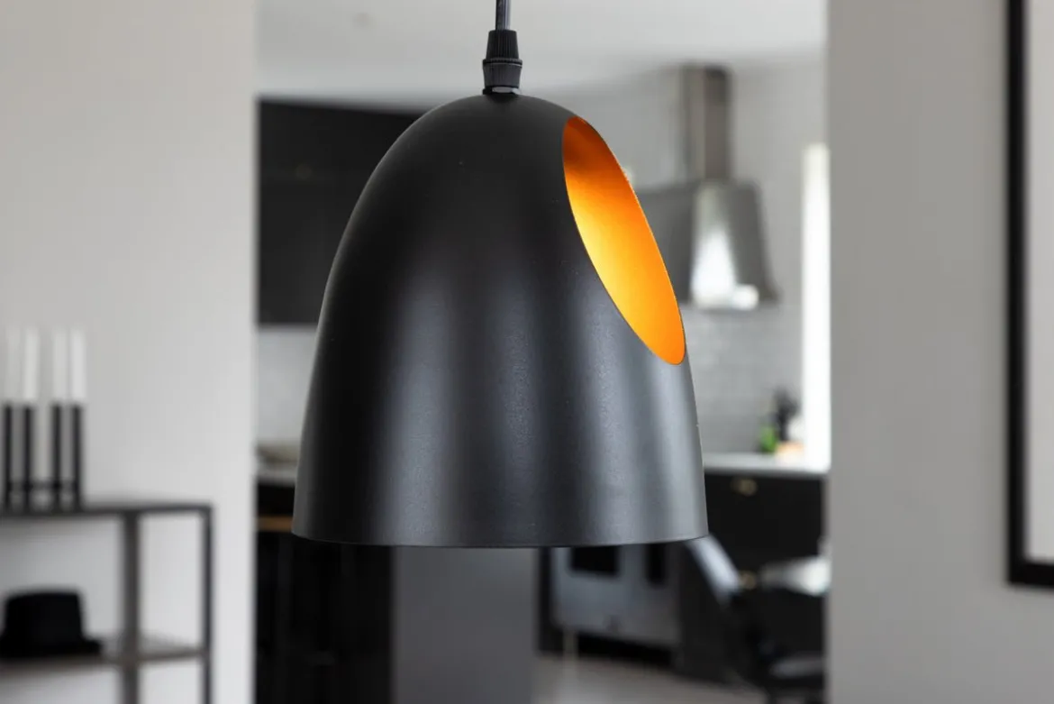 Pendelleuchte „Black Beauty" – Mit edlem kupferfarbenen Innendesign