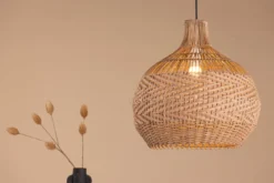 Pendelleuchte „Ghanzi" – Heller Rattanschirm mit Flechtmuster