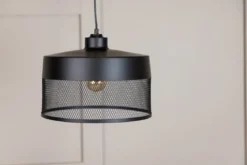 Pendelleuchte „Jolina“ – aus mattschwarzem Eisen mit dekorativem Mesh-Schirm