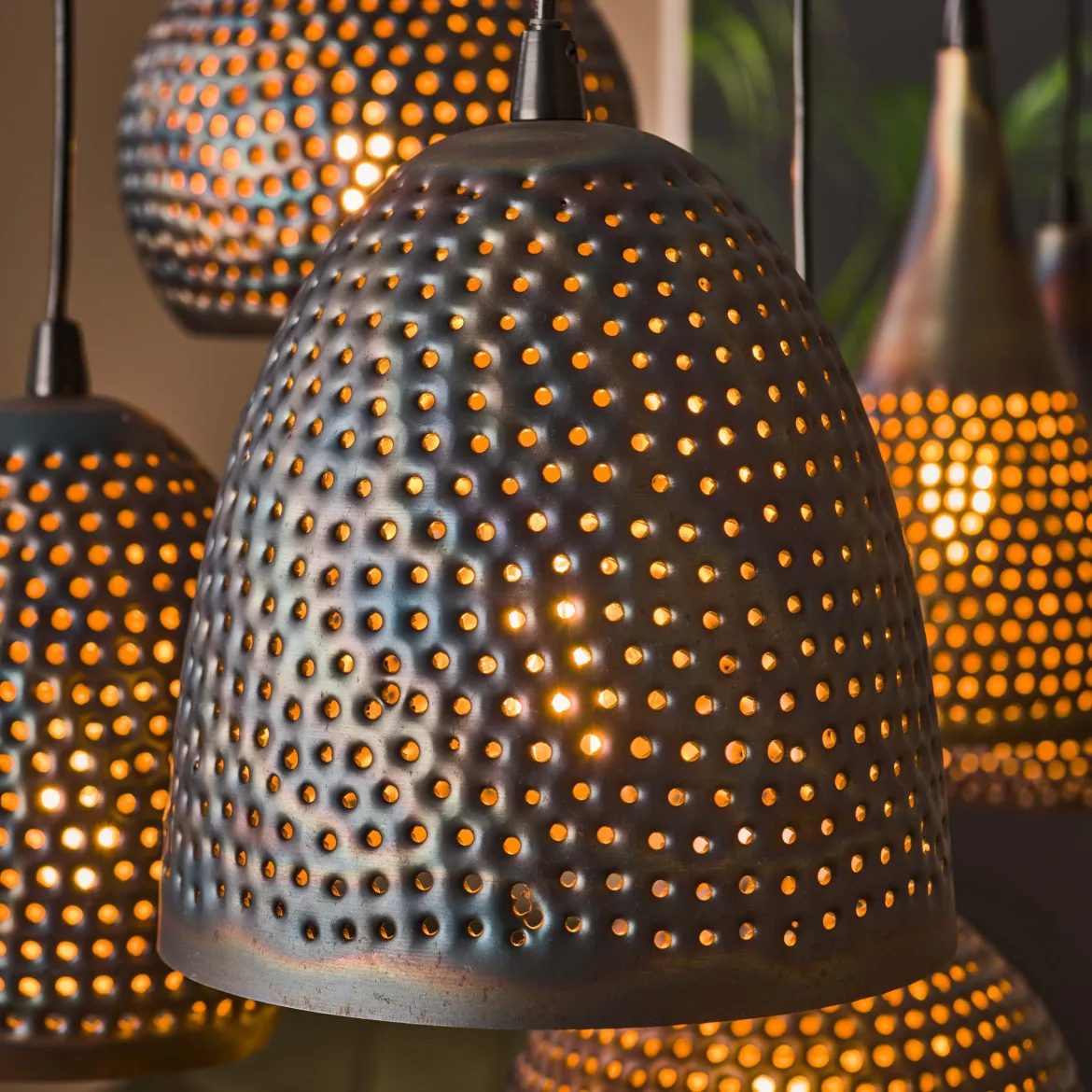 Pendelleuchte "Lioris“ – Mit 7 individuellen Lampenschirmen aus Metall in Schwarz-Bronze