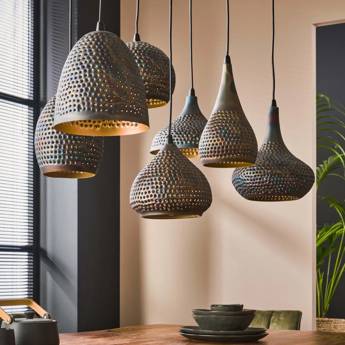 Pendelleuchte "Lioris“ – Mit 7 individuellen Lampenschirmen aus Metall in Schwarz-Bronze