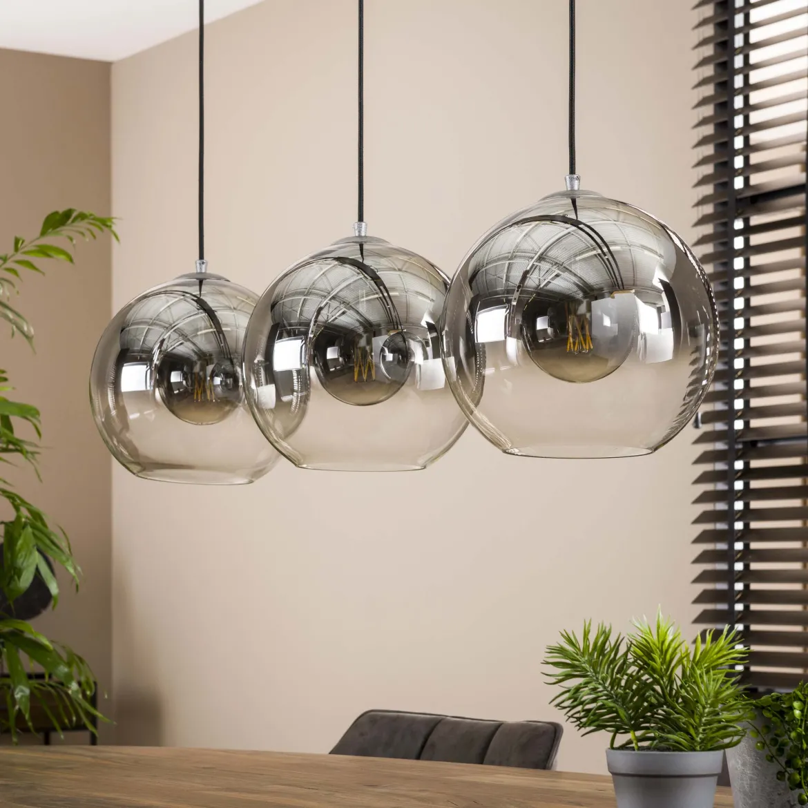 Pendelleuchte „Lumetto“ – Rauchglas mit Farbverlauf und Metallarmatur