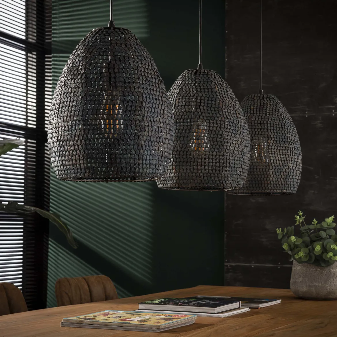 Pendelleuchte "Lumeya“ – Mit 3 perforierten, handgefertigten Lampenschirmen aus Metall in Schwarz-Bronze