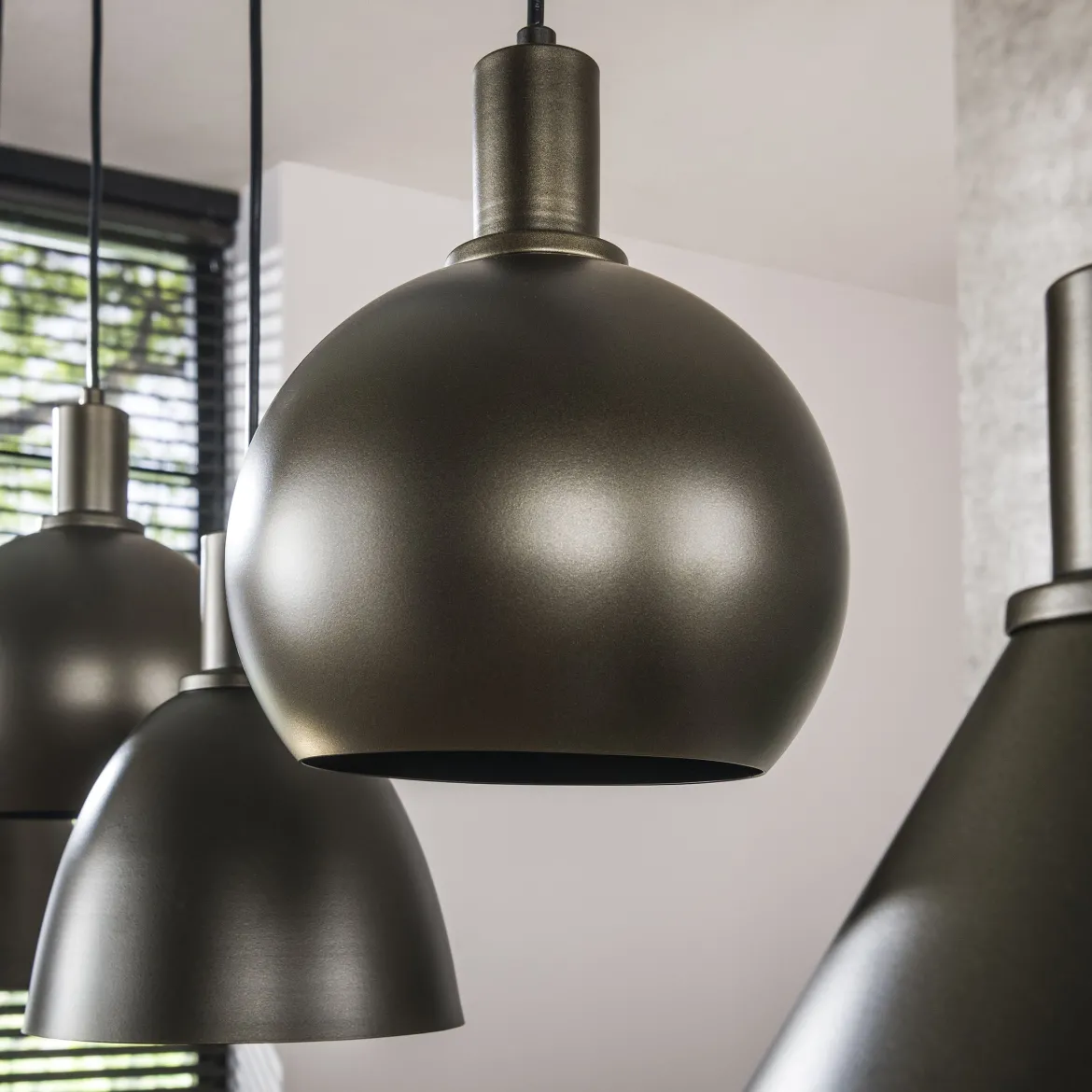 Pendelleuchte "Lumiselle“ – 5 Leuchten aus Metall in unterschiedlichen Formen in Beige oder Bronze
