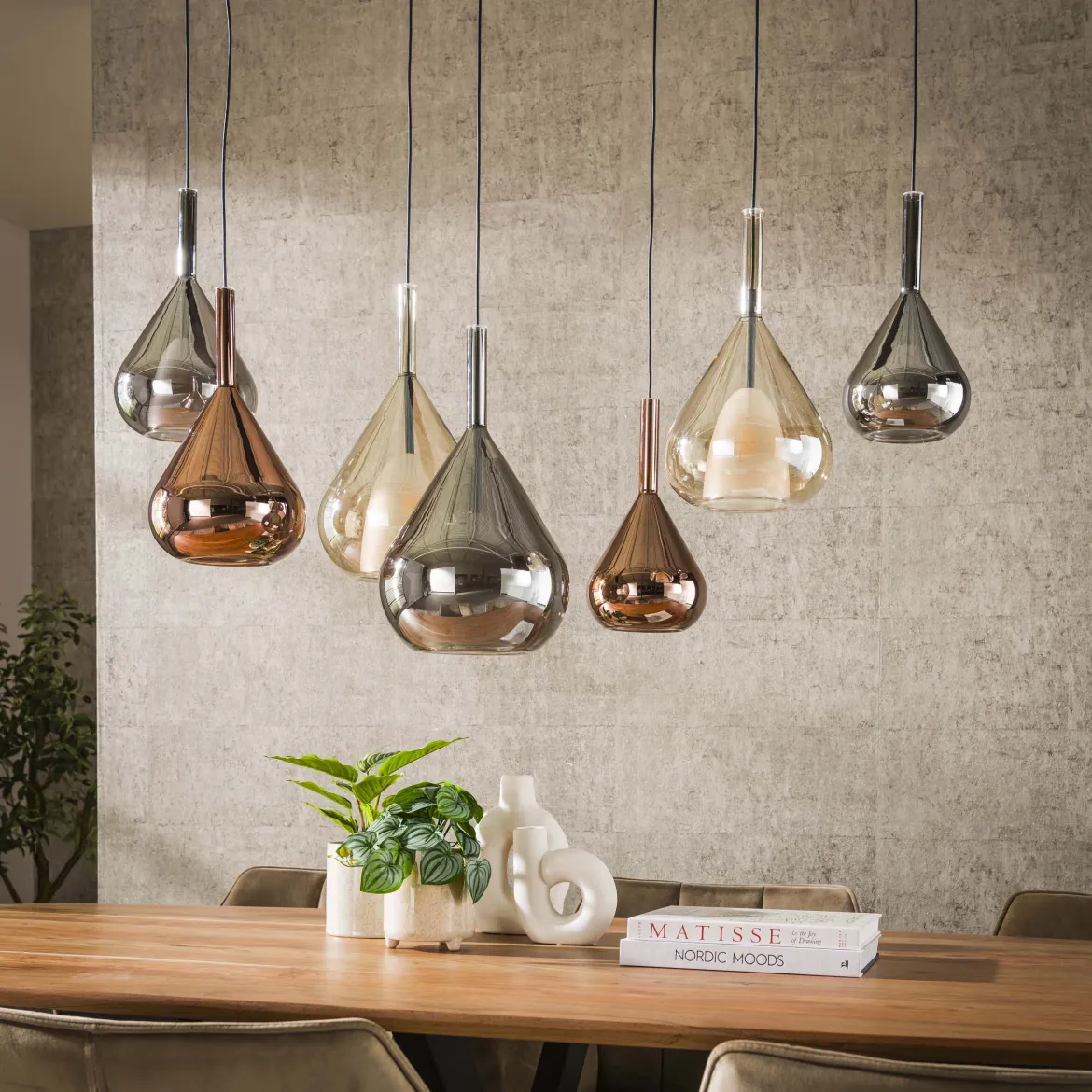 Pendelleuchte "Lumora“ – 7 tropfenförmige Glasschirme in Bernstein, Kupfer und Chrom