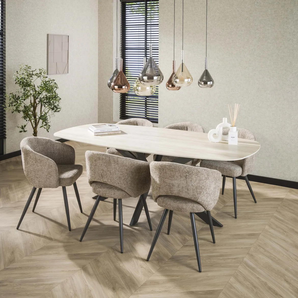 Pendelleuchte "Lumora“ – 7 tropfenförmige Glasschirme in Bernstein, Kupfer und Chrom