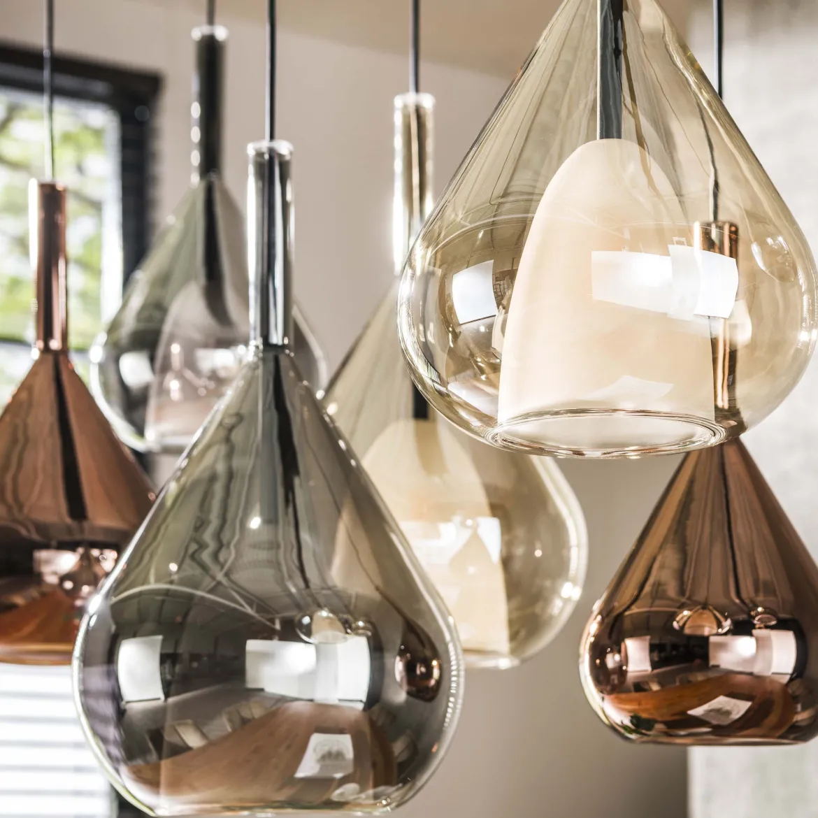 Pendelleuchte "Lumora“ – 7 tropfenförmige Glasschirme in Bernstein, Kupfer und Chrom