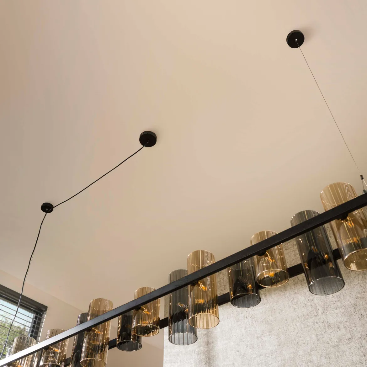 Pendelleuchte "Melvira“ – 14 zylindrische Glasschirme in Bernstein- und Chromoptik