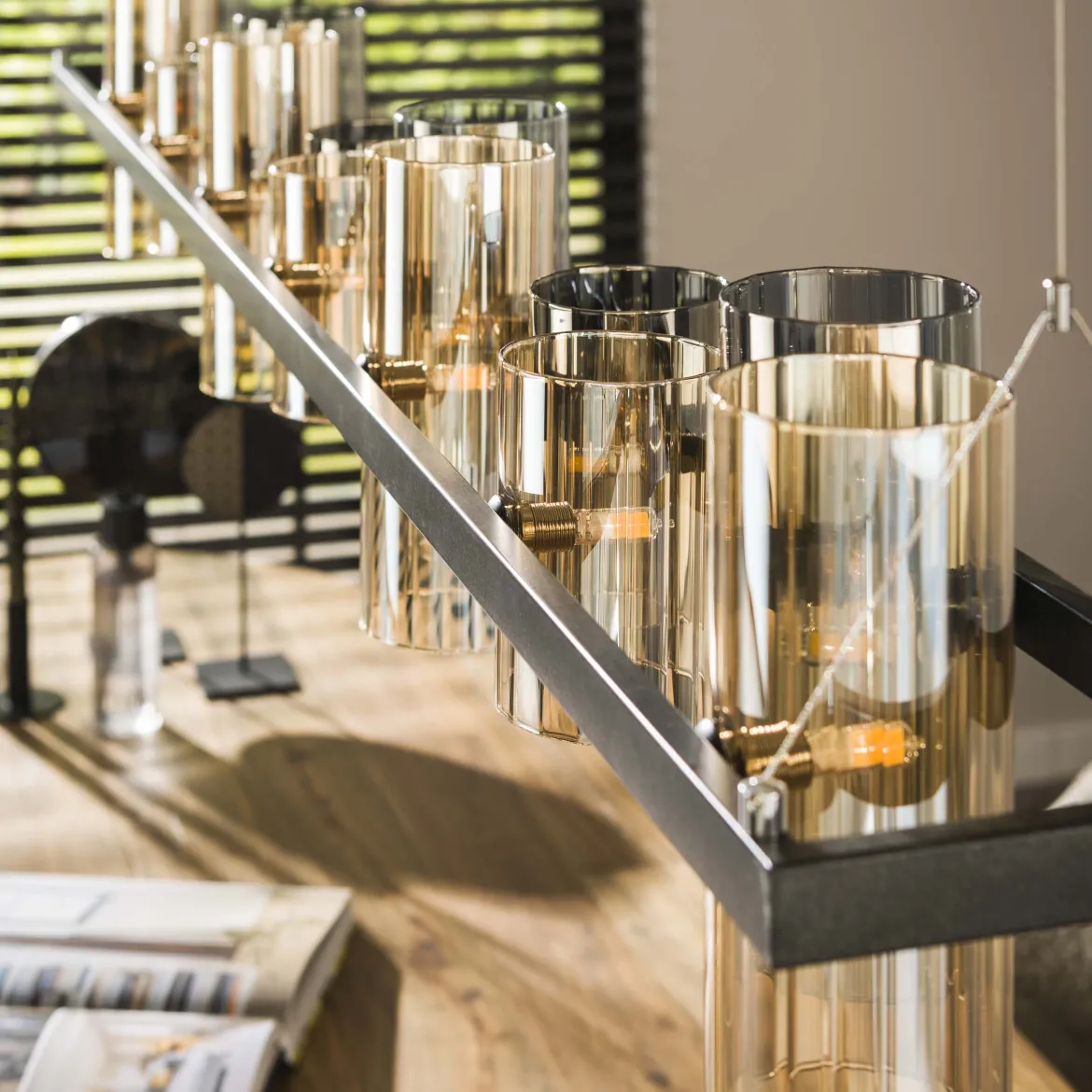 Pendelleuchte "Melvira“ – 14 zylindrische Glasschirme in Bernstein- und Chromoptik