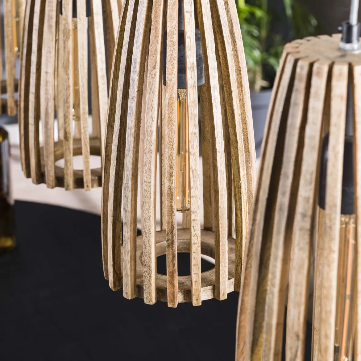 Pendelleuchte „Orenda“ – 4 Leuchten mit Lampenschirmen aus Mangoholz