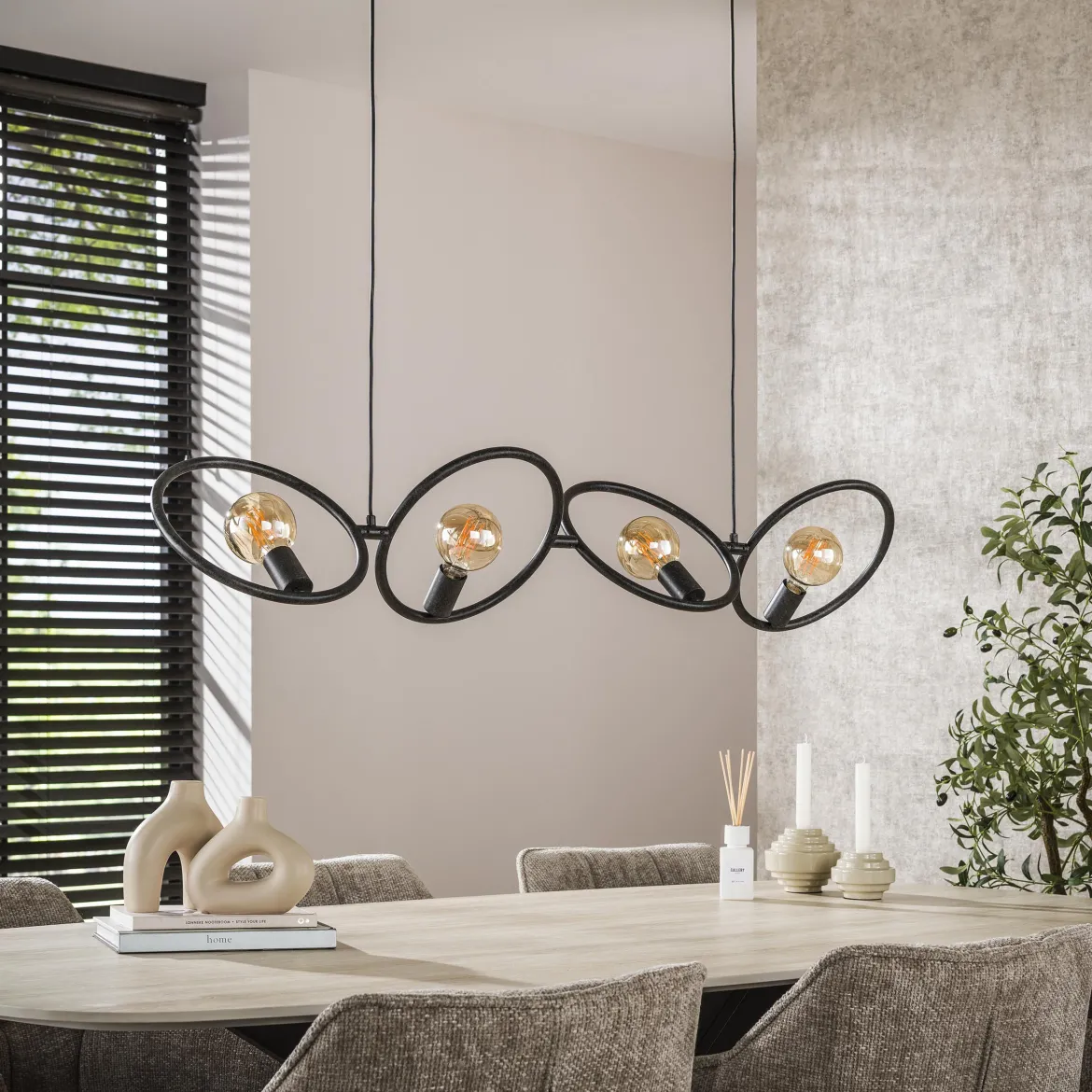 Pendelleuchte „Orlina“ – 4 Leuchten aus arktisch schwarzem Metall im Loop Design