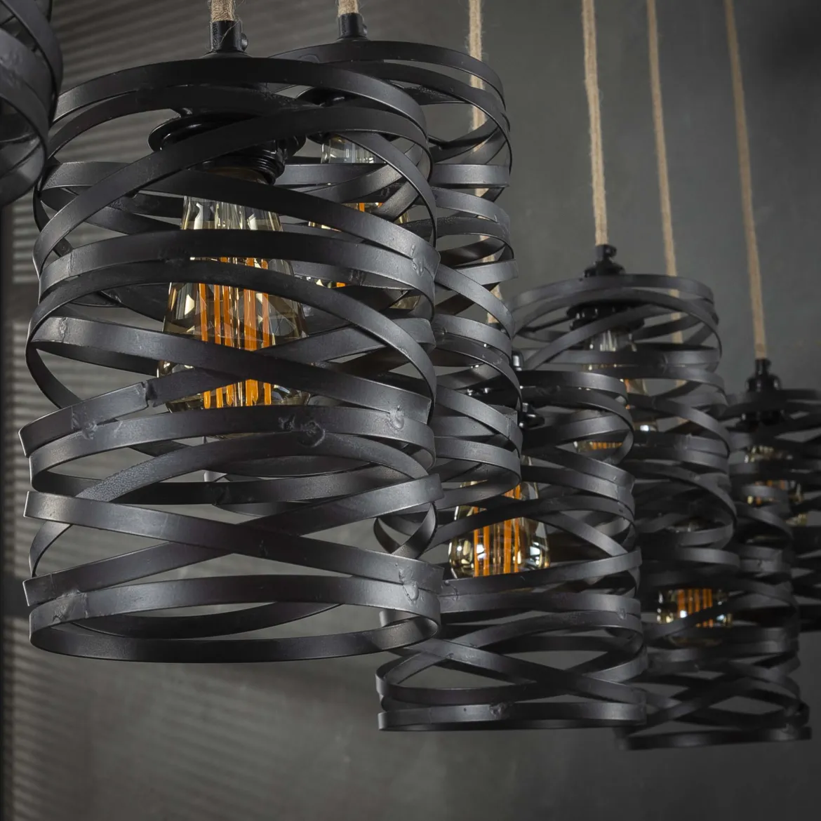 Pendelleuchte "Selvaris“ – Mit 7 spiralisierten Lampenschirmen und industrieller Rohr-Deckenbefestigung