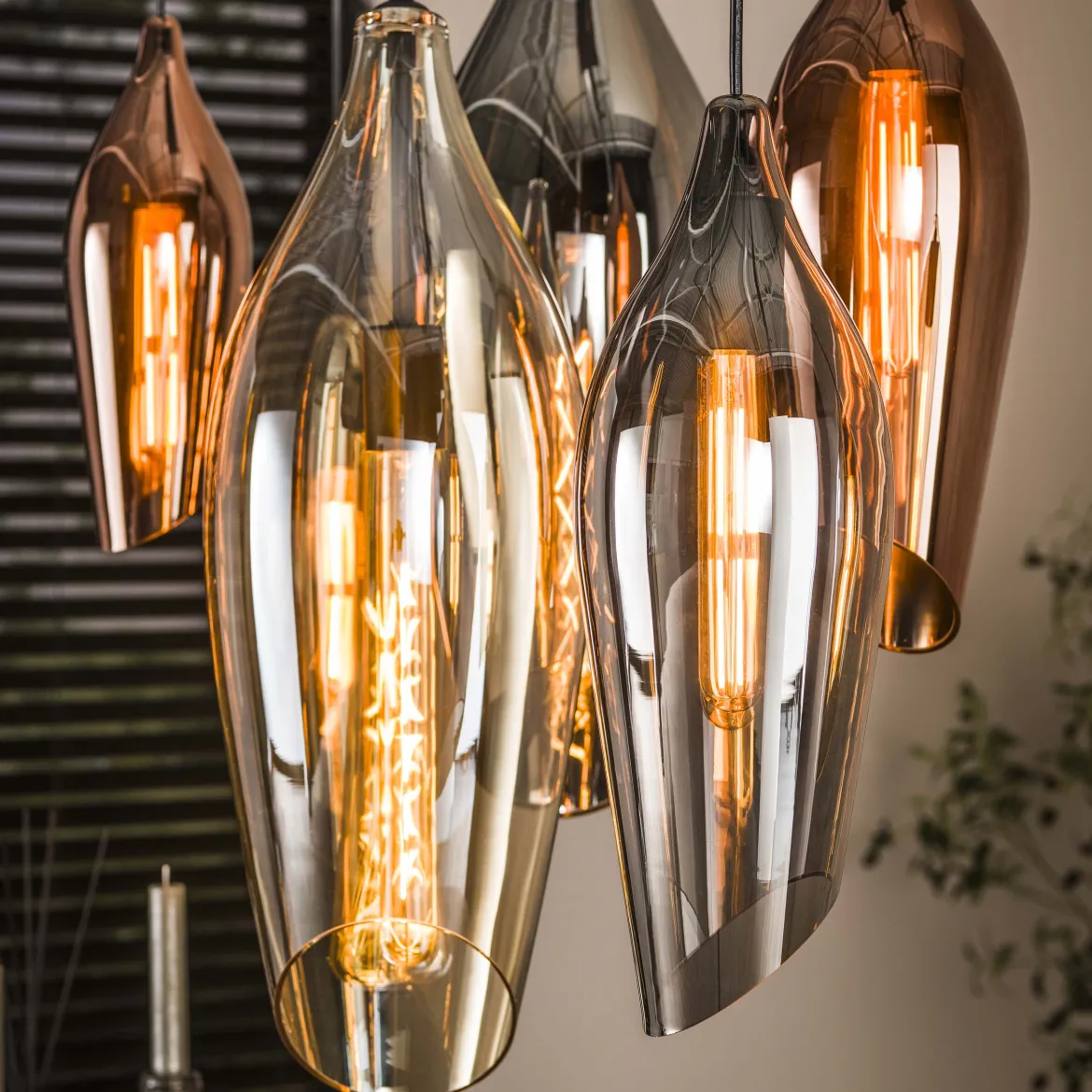 Pendelleuchte "Thalira“ – 7 Glasschirme in Bernstein, Kupfer und Chrom mit Metall-Armatur