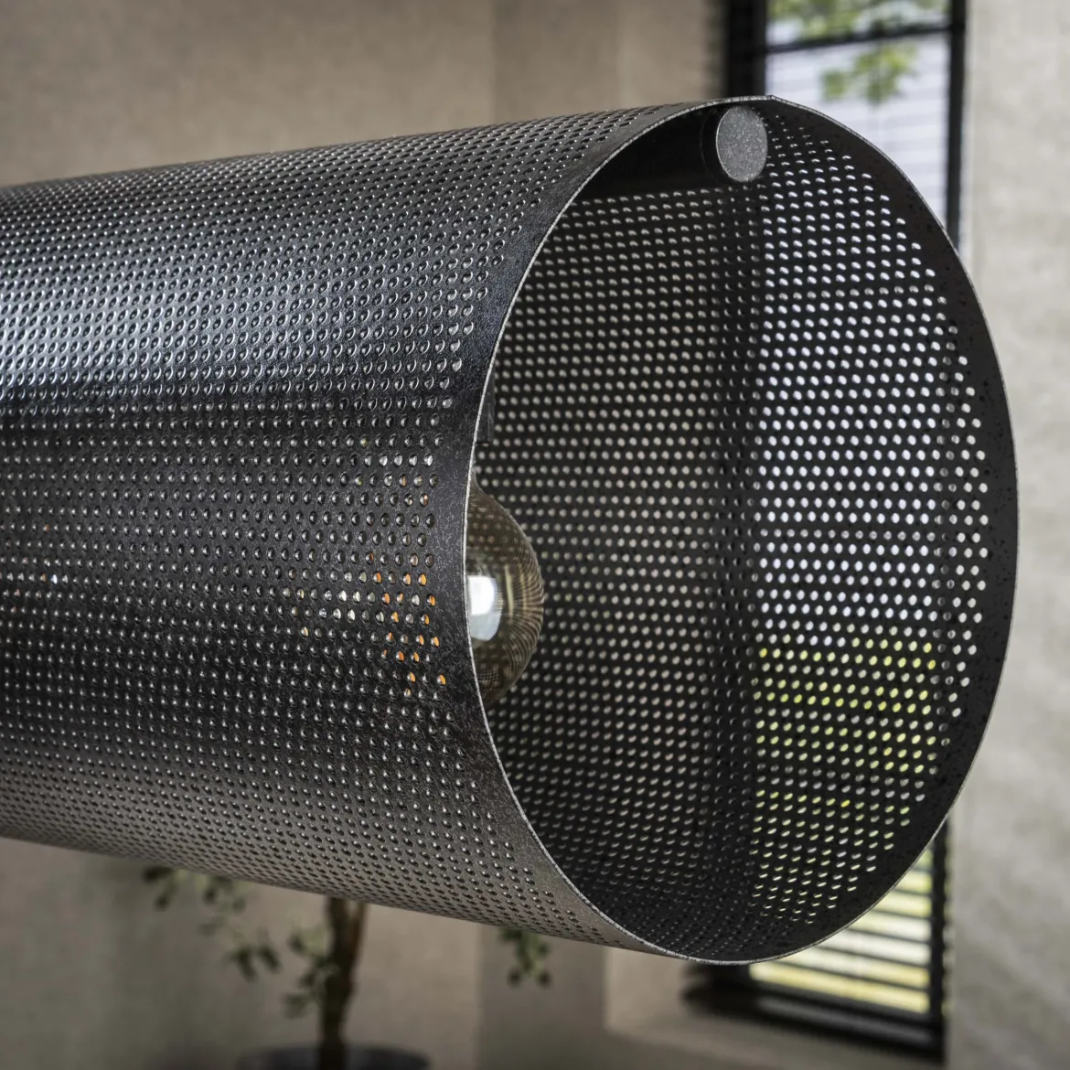 Pendelleuchte „Valeria“ – Mit 7 Leuchten in horizontalem Tube-Mesh-Design in Schwarz