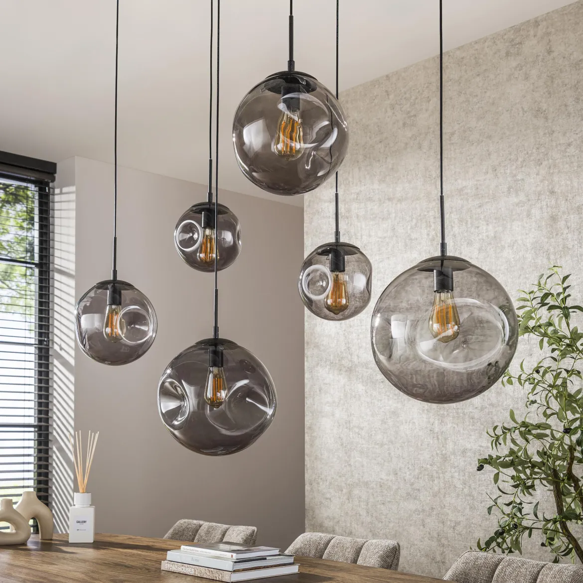 Pendelleuchte „Zephyra“ – 6 Leuchten im Rauchglas Design mit organischem Deckensockel