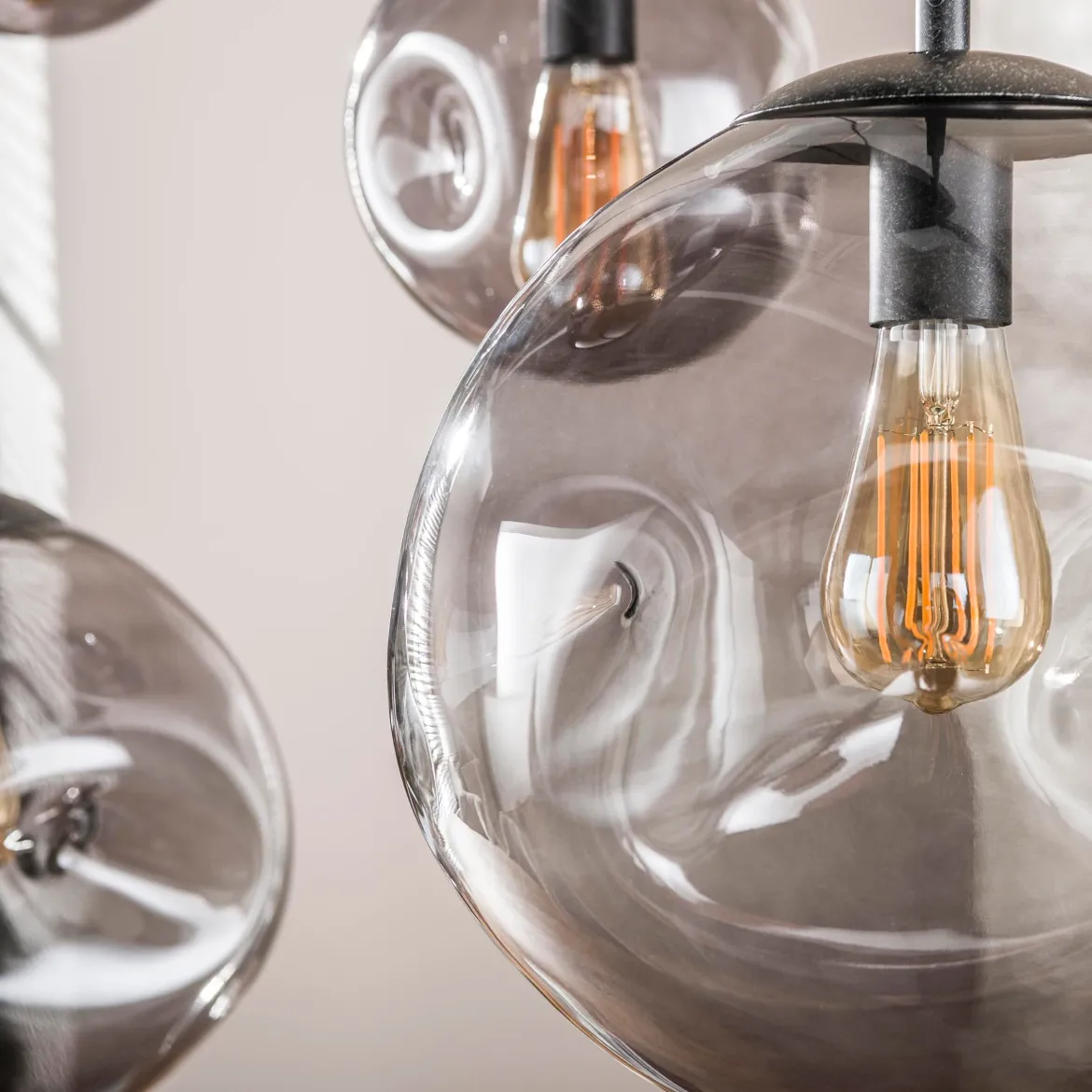 Pendelleuchte „Zephyra“ – 6 Leuchten im Rauchglas Design mit organischem Deckensockel