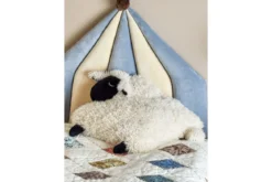 Plüschtier Elli – großes Schafkissen zum Kuscheln & Spielen