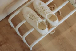 Schuhregal Camo – Edelstahl Design in Schwarz, Cashew oder Weiß