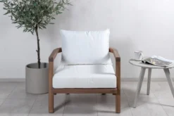 Sessel Robin - aus braunem Akazienholz mit weißen Kissen