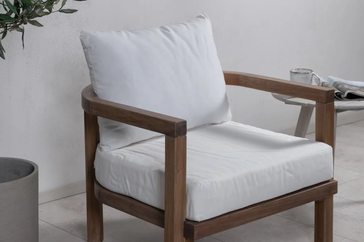 Sessel Robin - aus braunem Akazienholz mit weißen Kissen