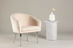 Sessel Wilma- mit beigem Teddy-Bezug und silberfarbenen Stahlbeinen
