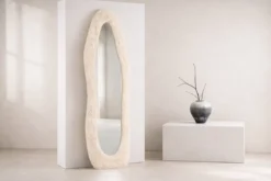 Spiegel Rachel - in Beige mit Kunstfellrahmen