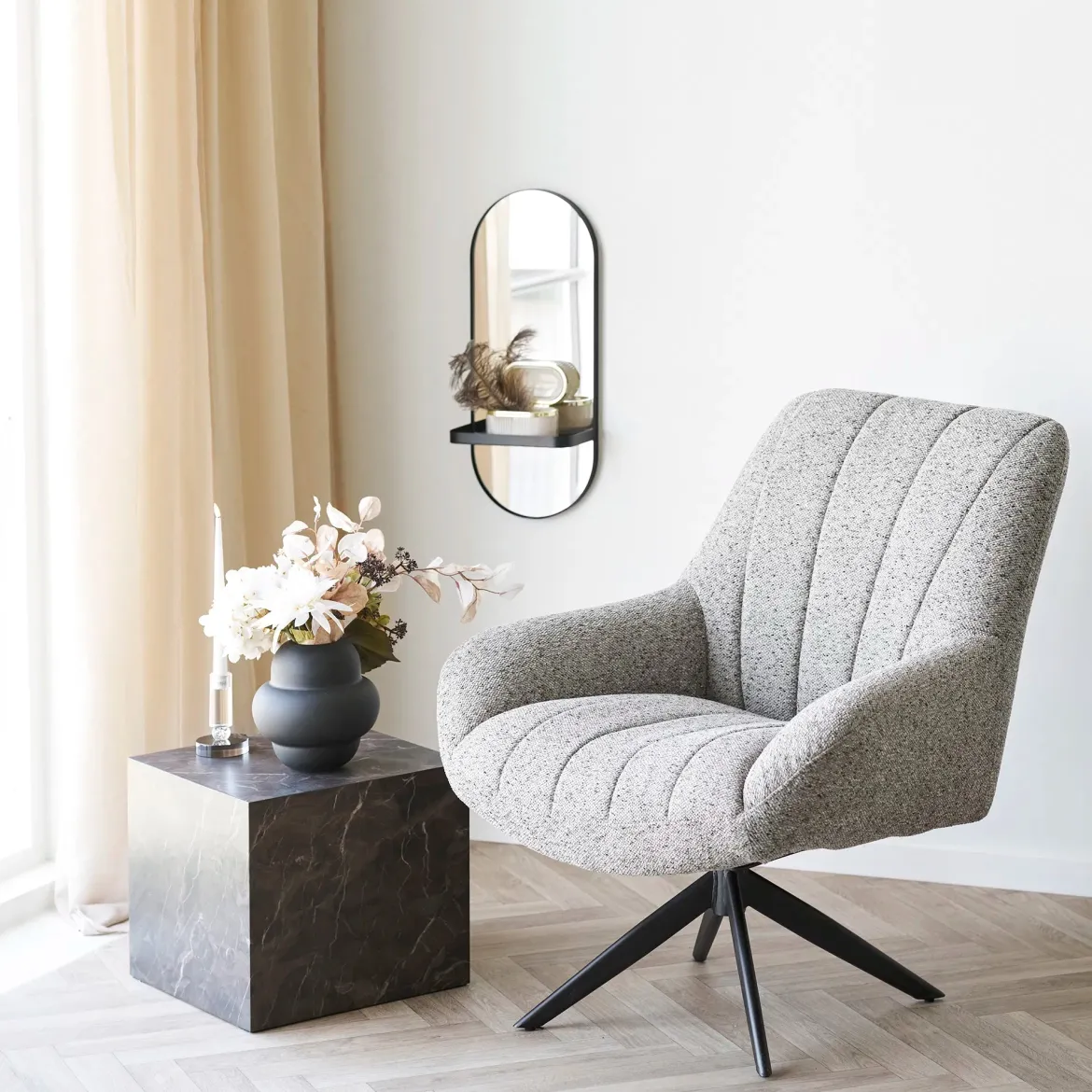 Spiegel Tavaro – Ovale Form mit Metallablage