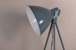 Stehlampe „Amsterdam“ – Dreifuß mit großem Schirm sorgt für ruhige Akzente