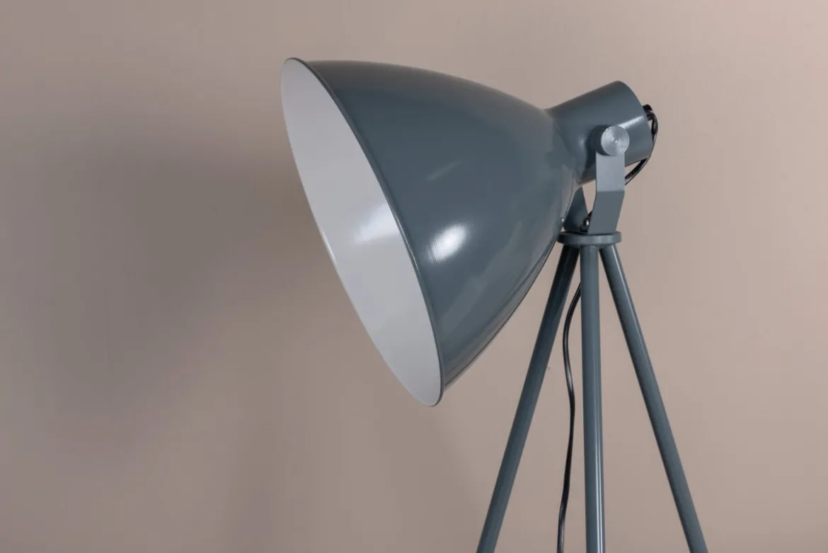 Stehlampe „Amsterdam“ – Dreifuß mit großem Schirm sorgt für ruhige Akzente