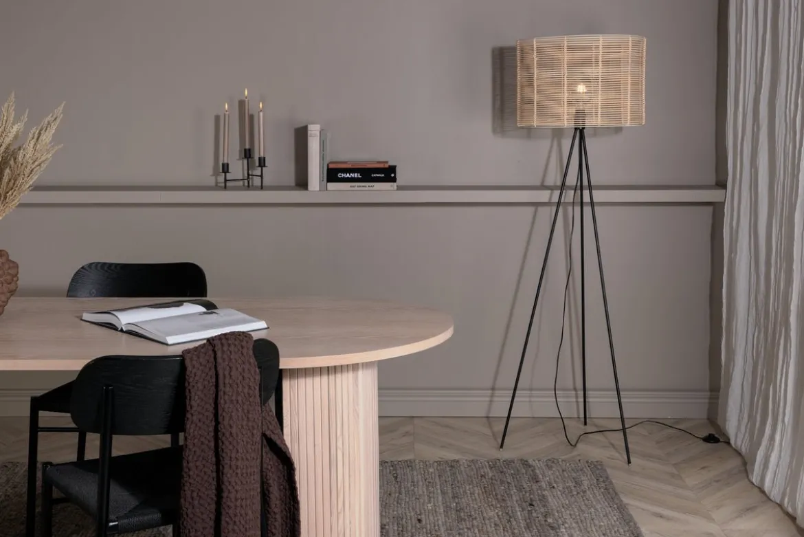 Stehlampe „Diana“ – Schwarzes Gestell mit Rattan Lampenschirm