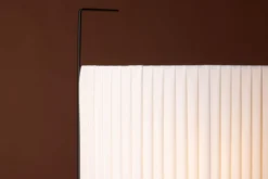 Stehlampe „Elvra“ – Stoffschirm in Beige mit schwarzem Metallgestell (Höhe 48 cm)
