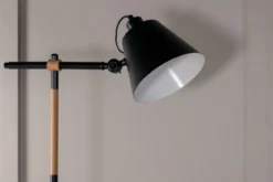 Stehlampe „Grimming“ – ruhige schwarze Klarheit mit Holzdetails