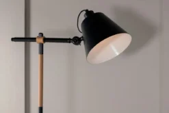 Stehlampe „Grimming“ – ruhige schwarze Klarheit mit Holzdetails