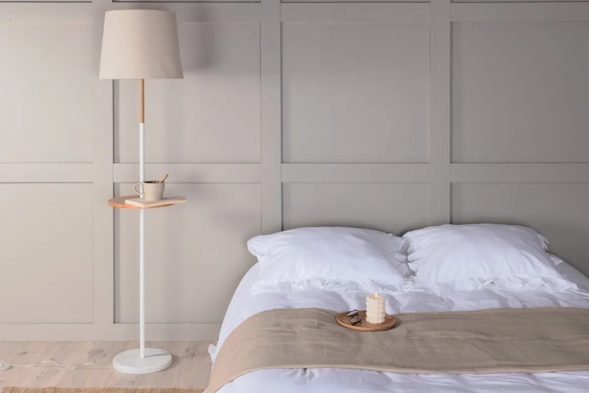 Stehlampe „Lienz“ – Sanftes Beige mit Reliefoberfläche